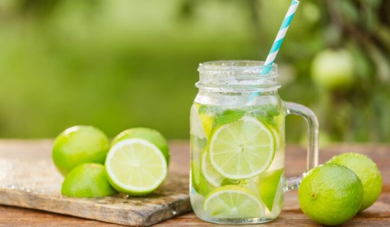 Água com limão emagrece?