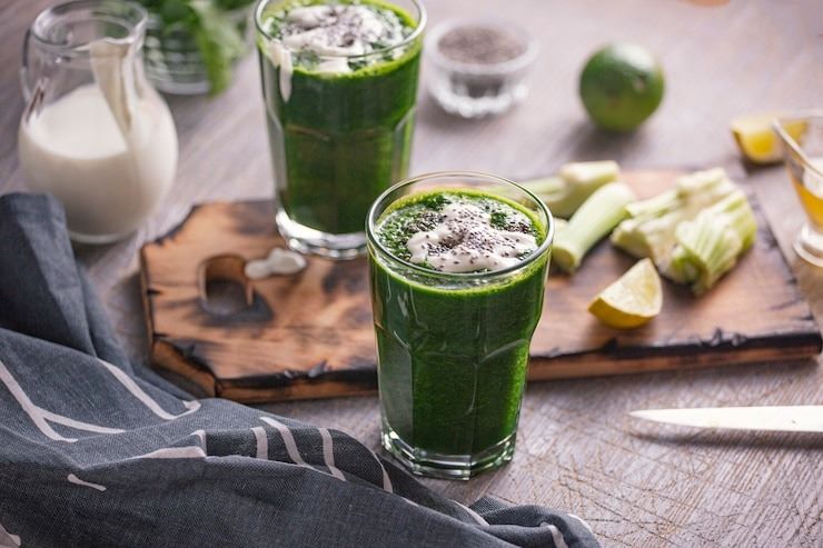 O suco de espinafre com couve e água de coco é uma excelente receita de suco saudável.