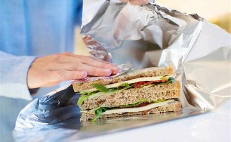 Comida com papel alumínio na geladeira