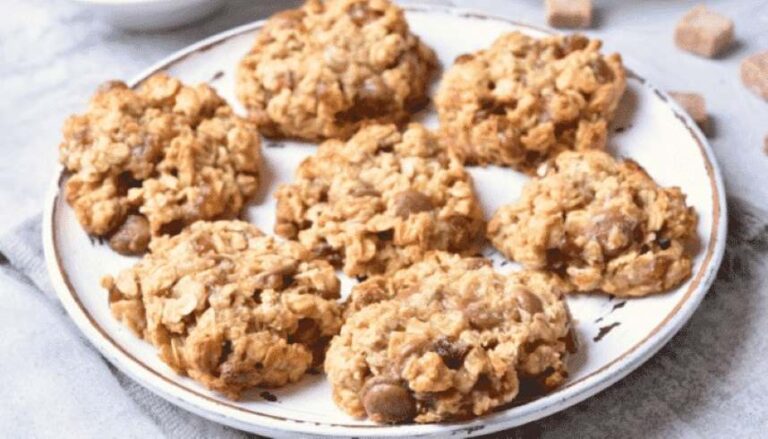 Se você é fã de cookies, essa receita é para você! Os cookies de aveia e chocolate branco são uma delícia e muito fáceis de fazer.