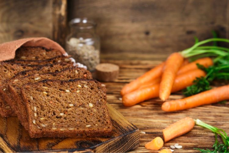 O pão de cenoura, aveia e mel é uma opção deliciosa e saudável para quem busca uma alimentação mais equilibrada.