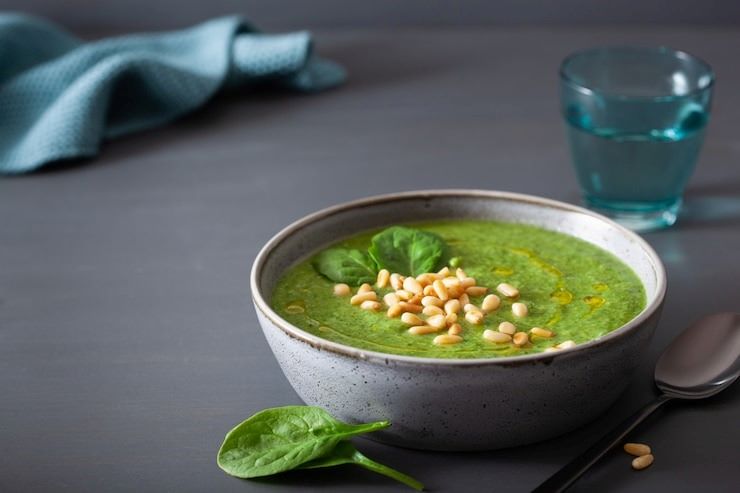 Hoje, apresentamos uma receita irresistível de sopa cremosa de grão-de-bico com espinafre light. Confere lá no site !