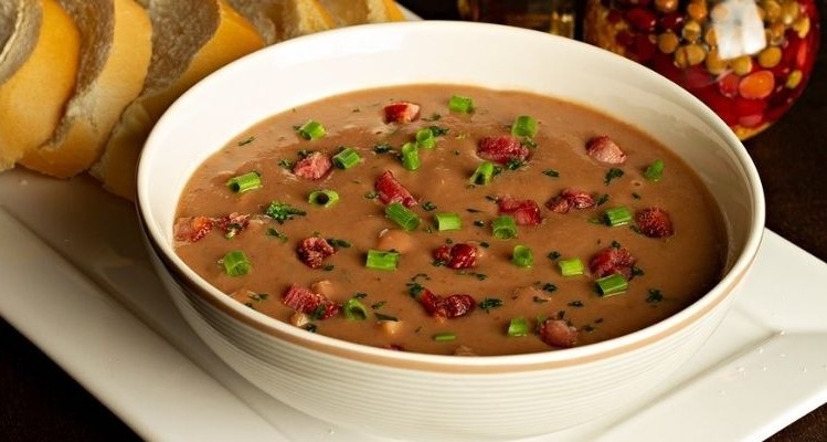 O caldo de feijão é uma opção clássica e reconfortante para os dias em que buscamos aquecer o corpo e a alma.