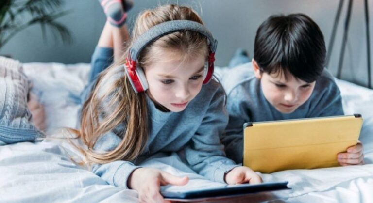 Como a Internet Impactou a Geração Alpha Introdução A Geração Alpha, composta por crianças nascidas a partir de 2010, está crescendo em um mundo onde a internet é onipresente. Esta geração é a primeira a ser totalmente imersa na tecnologia digital desde o nascimento. Neste post, vamos explorar como a internet impactou a Geração Alpha, destacando os aspectos positivos e negativos dessa influência. A Influência da Internet na Geração Alpha Acesso à Informação A internet oferece à Geração Alpha um acesso sem precedentes à informação. Desde cedo, essas crianças podem aprender sobre qualquer assunto com apenas alguns cliques. Isso promove a curiosidade e o aprendizado autodidata, permitindo que desenvolvam habilidades e conhecimentos de forma independente. Desenvolvimento de Habilidades Digitais Crescer em um ambiente digital ajuda a Geração Alpha a desenvolver habilidades tecnológicas desde cedo. Eles se tornam proficientes no uso de dispositivos eletrônicos, aplicativos e plataformas online, habilidades que serão essenciais no futuro mercado de trabalho. Conectividade e Socialização A internet permite que a Geração Alpha se conecte com pessoas de todo o mundo. Redes sociais, jogos online e plataformas de comunicação facilitam a socialização e a construção de amizades, independentemente da localização geográfica. Isso pode promover uma visão mais global e inclusiva. Desafios e Impactos Negativos Exposição Excessiva Um dos principais desafios é a exposição excessiva à internet. O tempo excessivo de tela pode levar a problemas de saúde, como distúrbios do sono, obesidade e problemas de visão. Além disso, a exposição a conteúdos inadequados pode ter impactos negativos no desenvolvimento emocional e psicológico. Dependência Tecnológica A Geração Alpha pode se tornar excessivamente dependente da tecnologia para entretenimento e socialização. Isso pode resultar em uma diminuição das habilidades sociais presenciais e na dificuldade de se desconectar do mundo digital. Privacidade e Segurança A privacidade e a segurança online são preocupações importantes. A Geração Alpha pode não estar totalmente ciente dos riscos associados ao compartilhamento de informações pessoais na internet. É crucial educar essa geração sobre práticas seguras e responsáveis no ambiente digital. Como Equilibrar os Benefícios e Desafios Educação Digital Educar a Geração Alpha sobre o uso responsável da internet é fundamental. Isso inclui ensinar sobre privacidade, segurança online e a importância de equilibrar o tempo de tela com atividades offline. Monitoramento e Limites Os pais e responsáveis devem monitorar o uso da internet e estabelecer limites claros. Isso ajuda a garantir que as crianças tenham uma experiência online segura e equilibrada. Incentivar Atividades Offline Promover atividades offline, como esportes, leitura e brincadeiras ao ar livre, é essencial para o desenvolvimento saudável da Geração Alpha. Essas atividades ajudam a equilibrar o tempo de tela e promovem habilidades sociais e físicas. Conclusão A internet tem um impacto profundo na Geração Alpha, oferecendo tanto benefícios quanto desafios. Ao educar e monitorar o uso da internet, podemos ajudar essa geração a aproveitar ao máximo as oportunidades digitais enquanto minimizamos os riscos. A chave é encontrar um equilíbrio saudável que permita à Geração Alpha crescer e prosperar em um mundo cada vez mais digital. Aqui estão algumas fontes que discutem o impacto da internet na Geração Alpha: EcoEdu - Este artigo aborda os desafios e oportunidades que a Geração Alpha enfrenta, destacando como a tecnologia molda suas vidas e o futuro do trabalho. Faz Educação - Este artigo explora o impacto da tecnologia na educação da Geração Alpha, com dados específicos sobre o acesso à tecnologia entre estudantes brasileiros. Escola Educação - Este artigo discute como a Geração Alpha, a primeira geração totalmente online, está moldando o futuro e enfrentando desafios únicos. Essas fontes fornecem uma visão abrangente sobre como a internet e a tecnologia impactam a Geração Alpha.