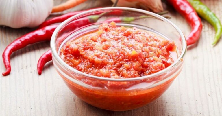 Molho de Pimenta Caseiro Saudável. Use-o para realçar suas refeições e aproveitar todos os benefícios das pimentas.
