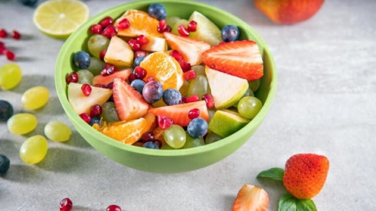 5 frutas com proteína que ajudam na perda de peso, dão energia e melhoram a performance nos exercícios. Saiba como incluí-las na sua rotina!