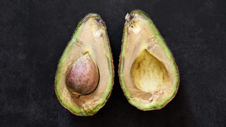 Abacate com Fios Marrons? Neste post, vamos desvendar o mistério dos fios marrons no abacate e te dar o veredito