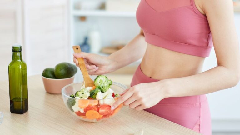 Adotar um estilo de vida fit vai muito além de frequentar a academia ou seguir dietas da moda. Trata-se de uma escolha consciente por hábitos