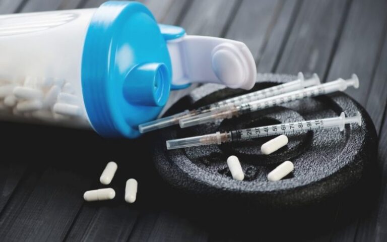 Halterofilistas e Drogas para Ganho de Desempenho. O uso de drogas para ganho de desempenho entre adolescentes não pode ser ignorado.