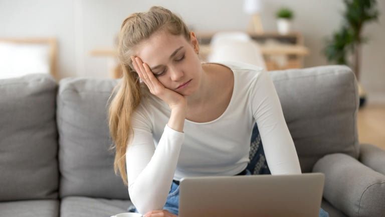 Como Combater o Cansaço Sem Consumir Cafeína: Estratégias Eficazes para Aumentar a Energia Naturalmente. Veja em nosso site