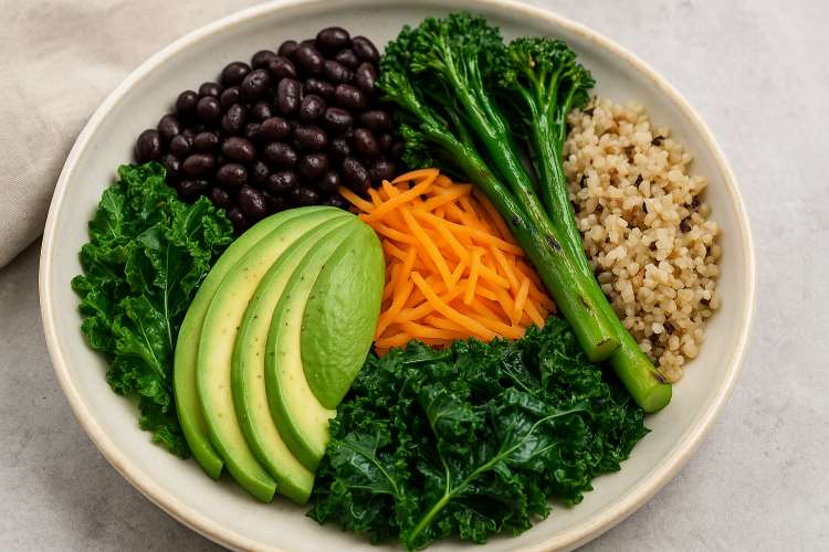 Neste guia prático para iniciantes, explicamos como montar um prato vegano nutritivo, com proporções ideais de cada grupo alimentar