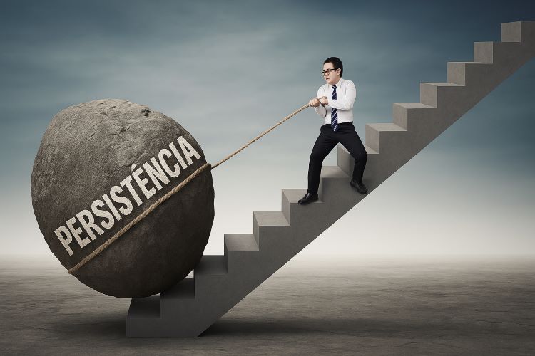 Persistência diária. Às vezes, a maior demonstração de força não está nos grandes feitos visíveis, mas na coragem silenciosa de continuar