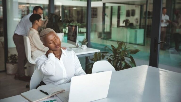 Sua Coluna Pede Socorro! As 10 Piores Posições ao Sentar (e Como Corrigi-las JÁ!)No mundo moderno, passar horas sentado se tornou