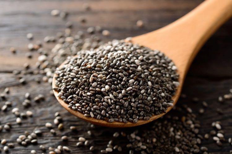 Chia: Benefícios Comprovados, A chia é considerada um superalimento por sua alta concentração de nutrientes e propriedades funcionais.