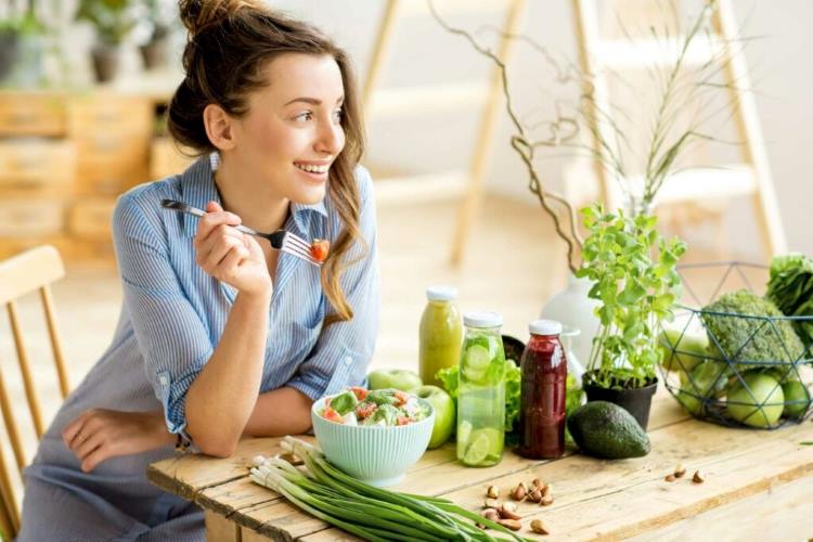 A alimentação intuitiva é uma abordagem revolucionária que propõe abandonar as dietas restritivas e reconectar-se com os sinais naturais