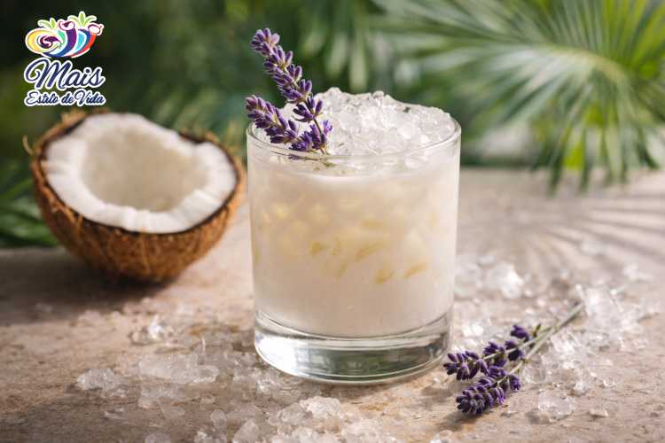 O Coco-Lavender Dream traduz essa tendência com elegância, unindo leite de coco, lavanda e vodka em uma experiência aromática delicada