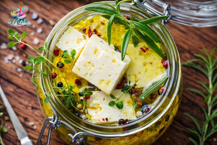 Queijo Grego Marinado com Ervas e Pimentas