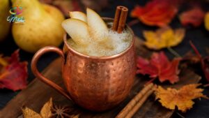Pear Mule com pera e canela. Versão outonal do Moscow Mule com pera, gengibre e canela. Drink quentinho por dentro, mesmo servido gelado.