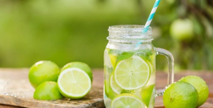 Água com limão emagrece?
