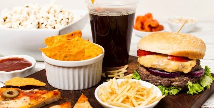 Alimentos ultraprocessados são uma parte crescente das dietas modernas, e seu consumo excessivo pode trazer consequências graves para a saúde