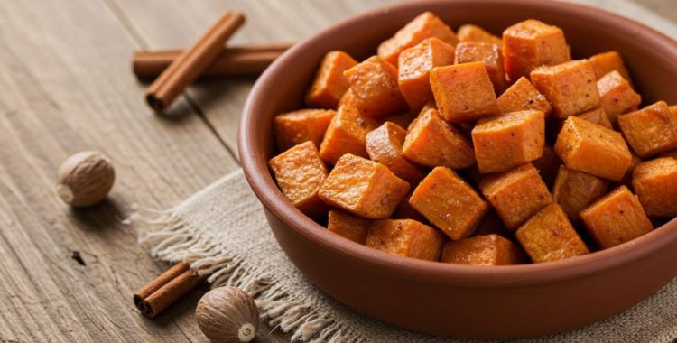 Batata-doce assada com canela e noz-moscada. Esta receita é uma boa fonte de vitaminas A e C, bem como de fibras e potássio.