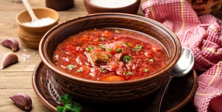 Seja servido como uma entrada ou como um prato principal, o caldo vegetariano de beterraba certamente será um sucesso na mesa.