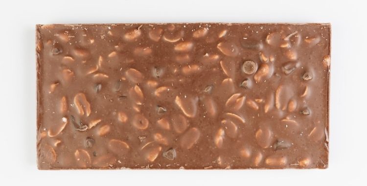 Chocolate Vegano com Amendoim. Ele é tão delicioso que facilmente até quem não é vegano vai gostar! Corre lá fazer.