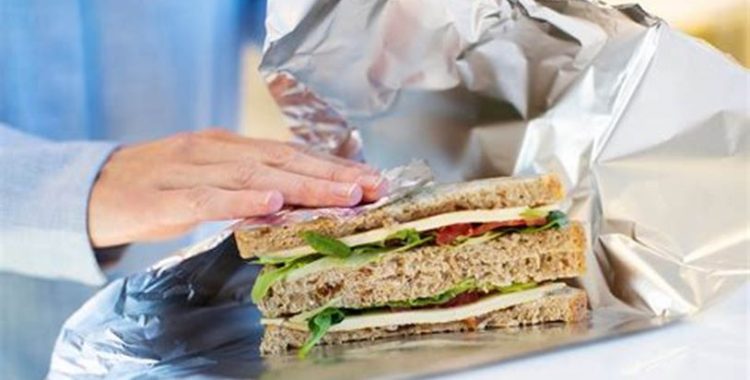 Comida com papel alumínio na geladeira