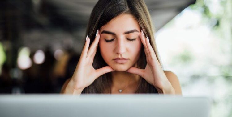 Como Controlar a Ansiedade Naturalmente. A mudança de hábitos é essencial para quem busca uma vida mais equilibrada e feliz.