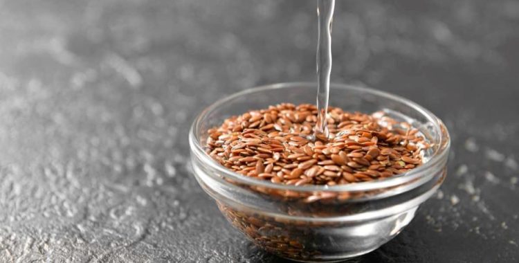 O ovo de linhaça é fácil de fazer e é uma ótima opção e substituto vegano para ovos que pode ser usado em uma variedade de receitas.