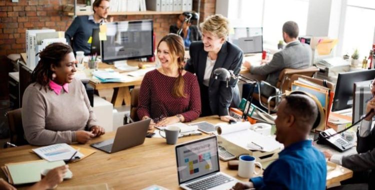 Aplicando Princípios de Conexão Humana no Ambiente de Trabalho O ambiente de trabalho é um espaço onde passamos grande parte do nosso tempo, tornando-se essencial que ele seja fundamentado em princípios de conexão humana. Essa abordagem não apenas melhora a comunicação, mas também aumenta a colaboração, fortalece a cultura organizacional e impulsiona a produtividade. 1. Cultura de Abertura e Confiança Promover uma cultura de abertura e confiança é o primeiro passo para um ambiente saudável. Estabeleça canais de comunicação acessíveis e realize reuniões regulares, permitindo que os funcionários compartilhem ideias e preocupações sem medo de julgamentos. 2. Reconhecimento e Valorização O reconhecimento das conquistas individuais e coletivas fortalece a motivação e o senso de pertencimento. Crie sistemas de premiação, elogie publicamente os esforços da equipe e incentive a inovação através de feedback positivo. 3. Desenvolvimento Profissional Investir no desenvolvimento profissional demonstra o compromisso da empresa com o crescimento de seus colaboradores. Ofereça treinamentos, workshops e planos de carreira personalizados para ajudar cada funcionário a alcançar seu potencial máximo. 4. Espaços de Trabalho Colaborativos Crie ambientes que incentivem a interação, como áreas comuns de descanso e salas de reunião abertas. Espaços colaborativos promovem a troca de ideias e estimulam a criatividade. 5. Atividades de Team Building Organize atividades periódicas de team building para fortalecer laços interpessoais e aumentar a confiança entre os membros da equipe. Dinâmicas de grupo e eventos sociais são ótimas opções para integrar diferentes setores. 6. Comunicação Eficaz Capacite líderes e gestores em comunicação eficaz e liderança empática. Líderes que sabem ouvir e se comunicar de forma clara inspiram suas equipes e facilitam a resolução de conflitos. 7. Equilíbrio entre Vida Pessoal e Profissional Encorajar um equilíbrio saudável entre vida pessoal e trabalho melhora a satisfação dos funcionários e previne o esgotamento. Respeitar horários de descanso e oferecer benefícios como horários flexíveis ajuda na retenção de talentos. 8. Diversidade e Inclusão A diversidade e inclusão são fundamentais para criar um ambiente criativo e acolhedor. Valorize diferentes perspectivas e promova a igualdade de oportunidades para todos. 9. Feedback Construtivo Implemente um sistema de feedback contínuo e construtivo, orientado para o desenvolvimento. O reconhecimento regular aliado a sugestões de melhoria aumenta a satisfação e a eficiência dos colaboradores. 10. Responsabilidade Social Corporativa Envolver a empresa em iniciativas de responsabilidade social ajuda a criar um senso de propósito entre os funcionários. Projetos de voluntariado e ações comunitárias reforçam o compromisso da organização com a sociedade. Princípios de Conexão Humana no Ambiente de Trabalho Ao aplicar esses princípios, as empresas criam um ambiente onde os colaboradores se sentem conectados uns aos outros e alinhados à missão da organização. Essa abordagem fortalece o bem-estar, aumenta a produtividade e contribui para resultados mais positivos e sustentáveis.