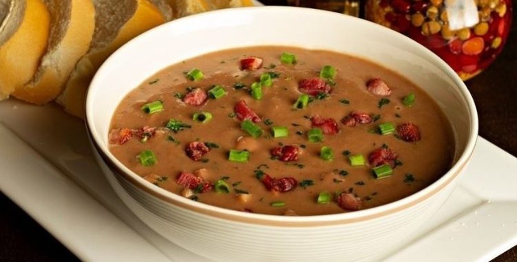 O caldo de feijão é uma opção clássica e reconfortante para os dias em que buscamos aquecer o corpo e a alma.