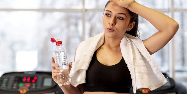 Sete Dicas para Manter-se Hidratado em Ondas de Calor pois o corpo perde líquidos mais rapidamente através do suor.