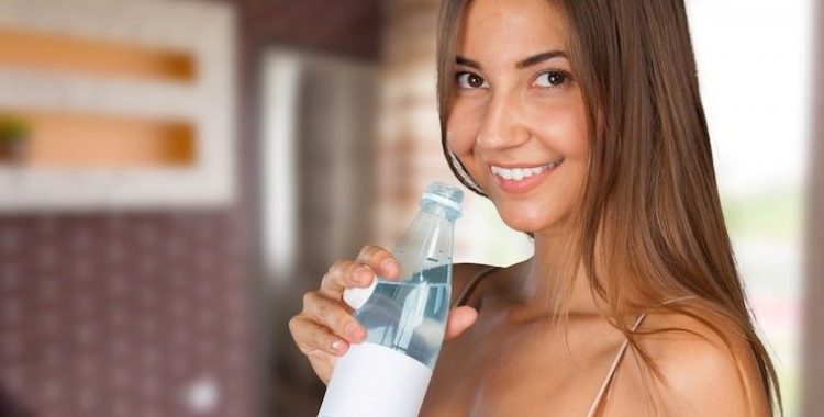 Dicas rápidas para se manter hidratado. Quando estamos bem hidratados, nossos corpos podem funcionar corretamente e podemos nos sentir melhor