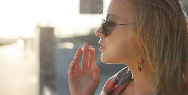 Fumar de Manhã Aumenta Câncer - O hábito matinal de fumar pode aumentar o risco de câncer em 50%. Confira a matéria em nosso site