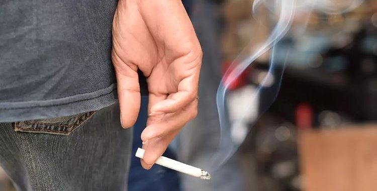 Hábitos Cotidianos que Prejudicam a Saúde do Cérebro A saúde do cérebro é fundamental para o bem-estar geral e a qualidade de vida. No entanto, diversos hábitos cotidianos podem comprometer seu funcionamento e aumentar o risco de doenças neurodegenerativas. A seguir, detalhamos os principais hábitos prejudiciais e suas consequências. 1. Alimentação Inadequada Uma dieta rica em açúcares, gorduras saturadas e alimentos ultraprocessados pode levar ao comprometimento cognitivo. O consumo excessivo de açúcar interfere na absorção de nutrientes essenciais, enquanto gorduras de baixa qualidade e alimentos processados contribuem para o endurecimento das artérias cerebrais, reduzindo o fluxo sanguíneo e afetando a função cerebral. HTTPS://NOTICIASDEFATIMA.PT 2. Privação de Sono Dormir menos do que o necessário impede o cérebro de realizar processos essenciais de reparo e consolidação da memória. A falta de sono está associada à diminuição da capacidade cognitiva, problemas de memória e aumento do risco de doenças como o Alzheimer. MELHORES HOSPITAIS ÍNDIA 3. Estresse Crônico O estresse contínuo afeta negativamente o sistema límbico, região do cérebro responsável pelas emoções, levando a sintomas como ansiedade e tristeza. Além disso, o estresse crônico pode prejudicar a memória e outras funções cognitivas. FOLHA BV 4. Sedentarismo A ausência de atividade física regular está associada ao declínio cognitivo. O exercício físico melhora a circulação sanguínea, promovendo a oxigenação do cérebro e estimulando a neurogênese, essencial para a manutenção das funções cognitivas. 5. Isolamento Social A falta de interação social pode levar ao declínio cognitivo e aumentar as chances de demência. Manter-se socialmente ativo contribui para o bem-estar do cérebro e para a saúde mental em geral. SUPERA - GINÁSTICA PARA O CÉREBRO 6. Uso Excessivo de Tecnologia O uso excessivo de dispositivos digitais pode levar à dependência digital, afetando a saúde mental e física. Esse comportamento pode resultar em diminuição da interação social, alterações no padrão de sono e problemas de saúde mental, como depressão e ansiedade. WIKIPÉDIA, A ENCICLOPÉDIA LIVRE 7. Fumar O tabagismo reduz o fluxo de oxigênio para o cérebro, aumentando o risco de aterosclerose e comprometendo a função cognitiva. Além disso, fumar está associado a um maior risco de declínio cognitivo e doenças neurodegenerativas. METRÓPOLES | O SEU PORTAL DE NOTÍCIAS 8. Consumo Excessivo de Álcool O consumo excessivo de álcool pode levar à redução do volume cerebral e comprometimento das funções cognitivas. Além disso, o álcool em excesso está associado a diversas condições de saúde que afetam negativamente o cérebro. 9. Pular o Café da Manhã Ignorar o café da manhã pode levar a níveis mais baixos de açúcar no sangue, resultando em um fornecimento insuficiente de nutrientes para o cérebro e potencial degeneração cerebral. MELHORES HOSPITAIS ÍNDIA 10. Exposição à Poluição do Ar A inalação de ar poluído diminui o fornecimento de oxigênio ao cérebro, reduzindo sua eficiência e aumentando o risco de doenças neurodegenerativas. SUPERA - GINÁSTICA PARA O CÉREBRO Conclusão Evitar esses hábitos prejudiciais é essencial para manter a saúde do cérebro e prevenir o declínio cognitivo. Adotar um estilo de vida saudável, com alimentação balanceada, sono adequado, atividade física regular e interação social, contribui significativamente para o bem-estar cerebral e a qualidade de vida.