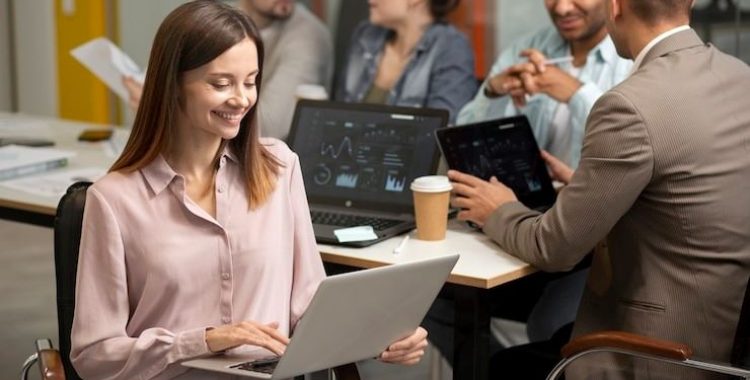 O impacto da IA na produtividade dos funcionários é um fator determinante para o sucesso das empresas no cenário atual.