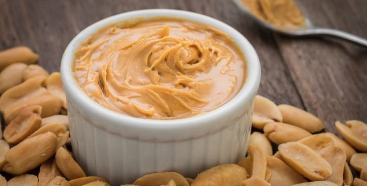 PASTA DE AMENDOIM Pasta de amendoim: um superalimento. É uma ótima fonte de niacina, vitamina E, gorduras saudáveis para o coração e resveratrol.
