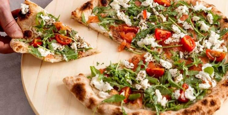 A pizza cetogênica tem se tornado uma opção popular para aqueles que seguem uma dieta com baixo teor de carboidratos, como a dieta cetogênica.