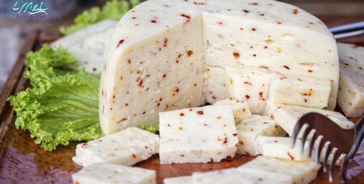 Queijo artesanal temperado com ervas, fácil de fazer e é uma opção saudável e saborosa para os amantes de queijo.