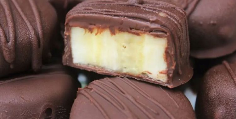 Receita Saudável de Bombom com Banana Receita Saudável de Bombom com Banana, Pasta de Amendoim e Cacau. Vamos aprender a fazer? Confira em nosso site