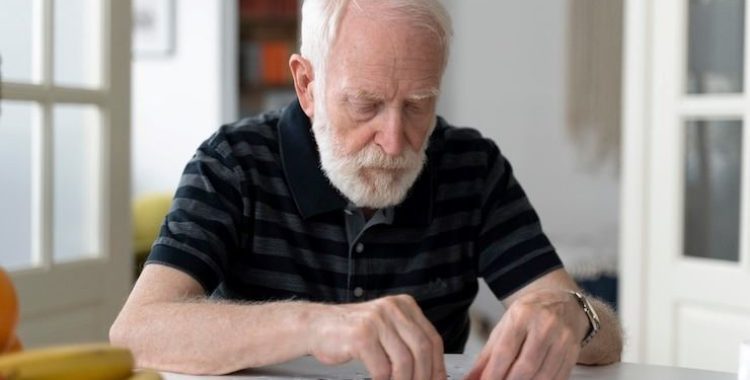 Evite Esses 7 Hábitos e Reduza o Risco de Alzheimer. Para mais informações sobre como prevenir o Alzheimer, confira o artigo completo