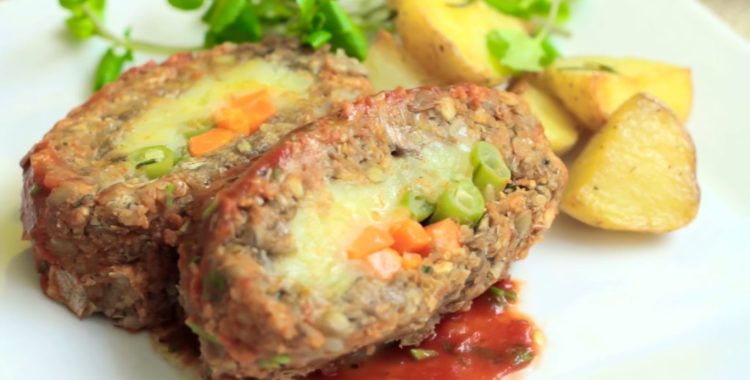 Rocambole Assado de Lentilha e Quinoa, Este rocambole é muito gostoso, nutritivo e proteico, fica com uma textura e sabor delicioso.