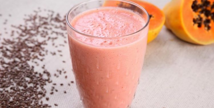 Shake de mamão aveia e linhaça A bebida que desintoxica o intestino. Aliada eficaz na tarefa de emagrecer, mas também na limpeza do sistema digestivo e redução do colesterol