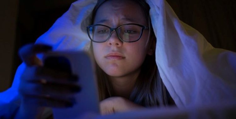 Solidão na Era Digital , Vivemos rodeados de telas e a um clique de distância de qualquer pessoa, em qualquer lugar do mundo.