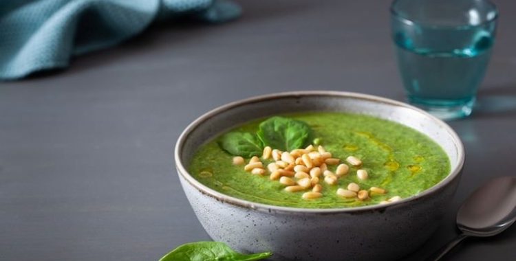 Hoje, apresentamos uma receita irresistível de sopa cremosa de grão-de-bico com espinafre light. Confere lá no site !