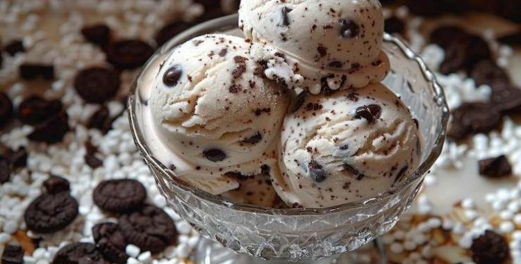 Este sorvete vegano de coco com flocos de chocolate oferece uma opção deliciosa e saudável para os amantes de sobremesas.