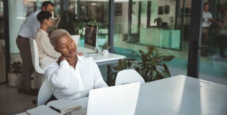 Sua Coluna Pede Socorro Sua Coluna Pede Socorro! As 10 Piores Posições ao Sentar (e Como Corrigi-las JÁ!)No mundo moderno, passar horas sentado se tornou