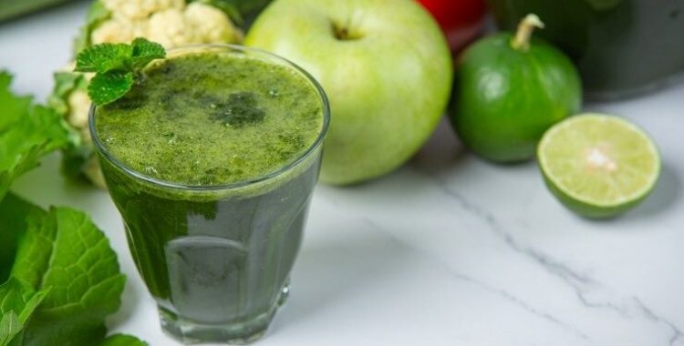 Suco Natural para Combater a Gordura no Fígado - é importante incluir esse suco natural detox como parte de uma dieta equilibrada.