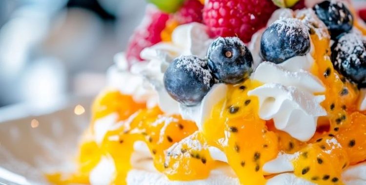 Descubra uma sobremesa refrescante e fácil de fazer com este delicioso frozen de iogurte com calda de frutas.